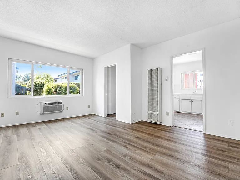 109 N Screenland Dr #E — Photo 4