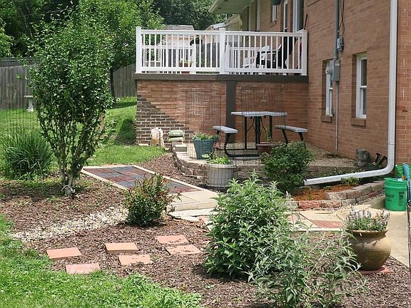 3rd image of 105 E Sunny Slopes Dr