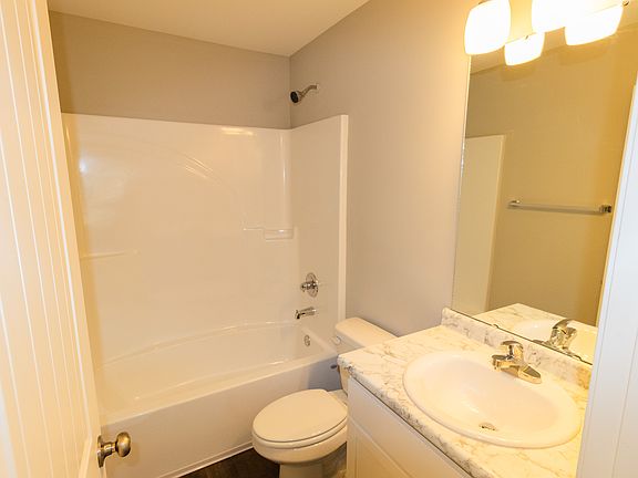 5th image of 216 Evans Ter