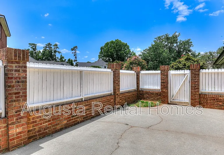 208 Stonington Dr — Photo 43