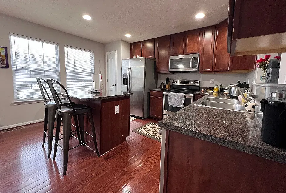3 bed, 2200 sqft, $1,850 — Photo 3
