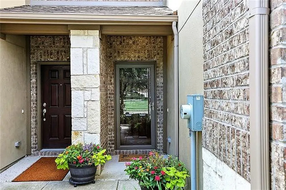 2 bed, 2.5 bath, 1411 sqft, $2,300 — Photo 2