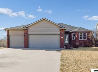 9635 Saint Clement Cir, Lincoln, NE 68526