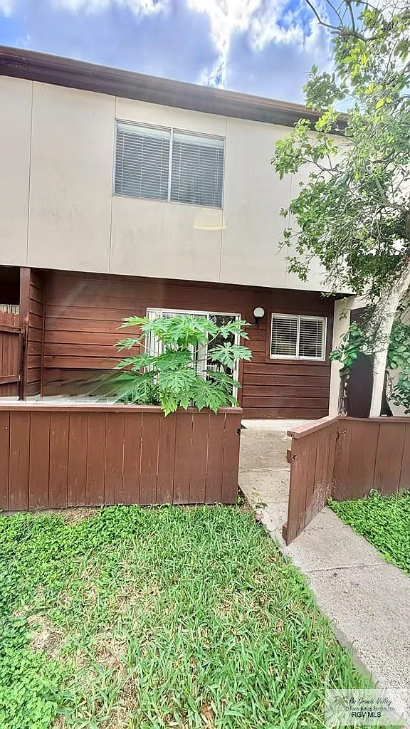 3 bed, 2.5 bath, 1328 sqft, $2,400 — Photo 4