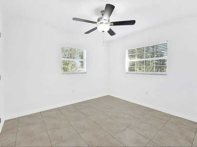 3717 SE 3rd Ave — Photo 5