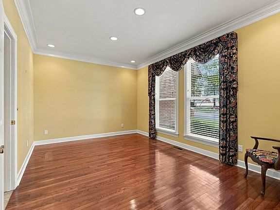 4th image of 204 Bristol Ct