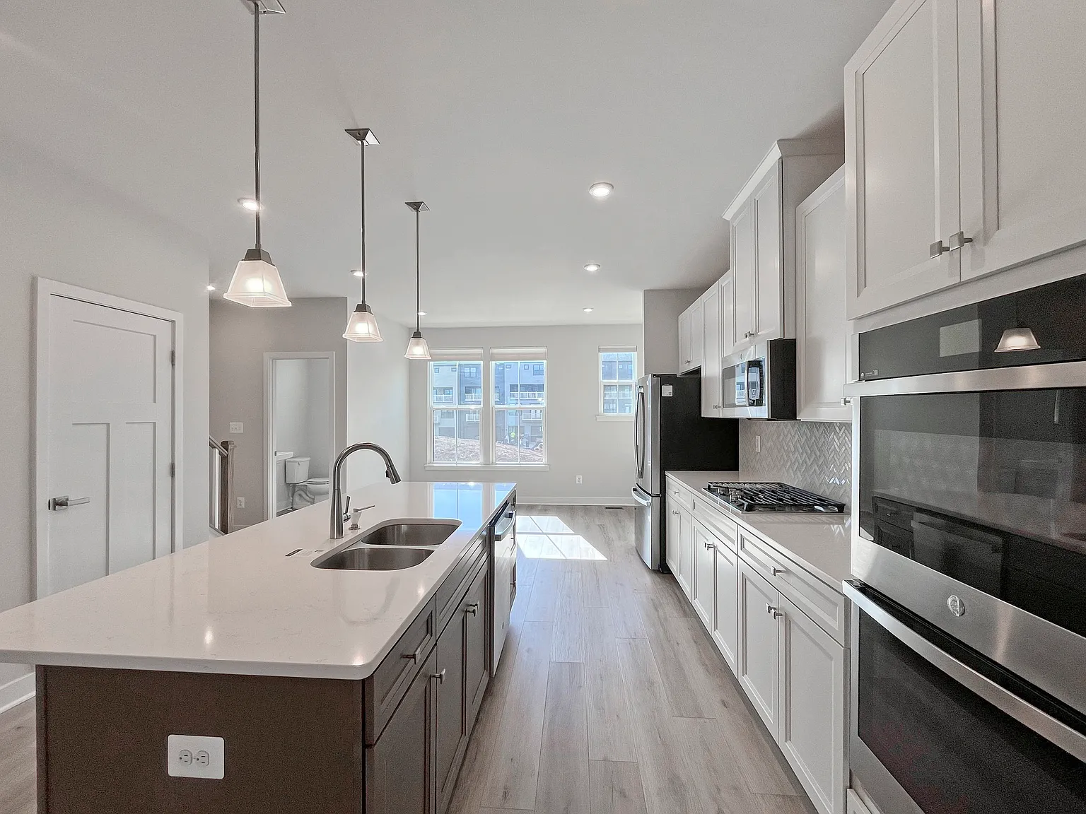 4 bed, 2248 sqft, $3,950 — Photo 3