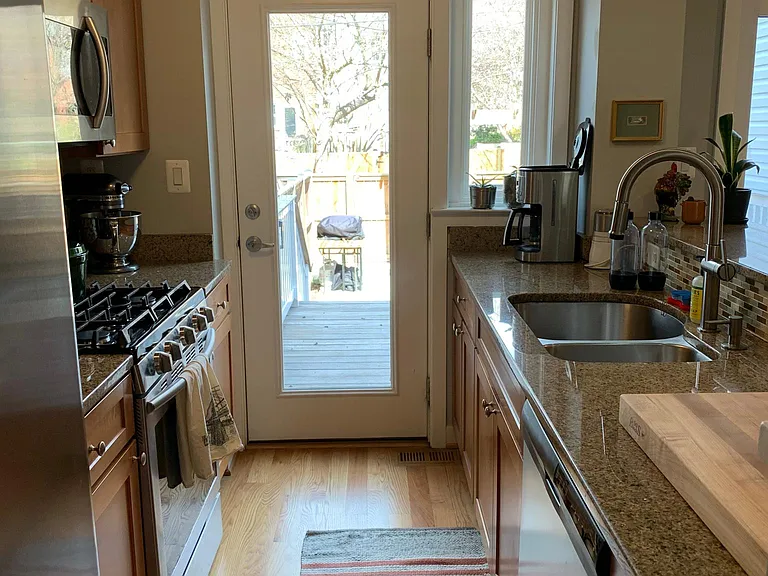 1129 Colonial Ave — Photo 7