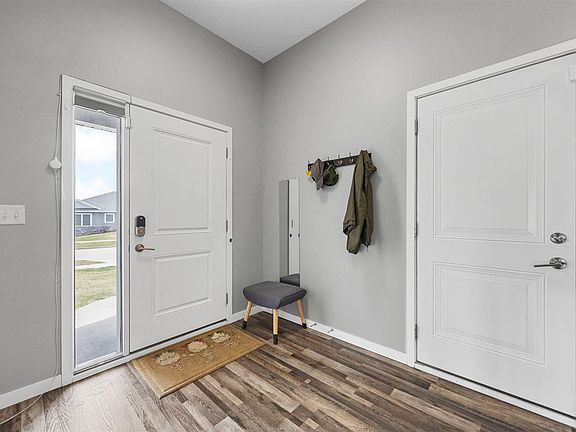 5th image of 765 Hanks Dr