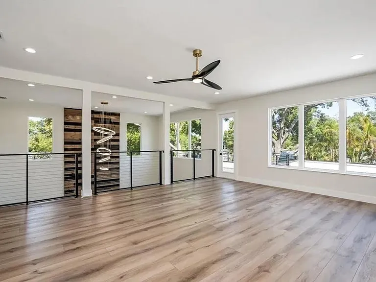 2475 Bay St — Photo 34