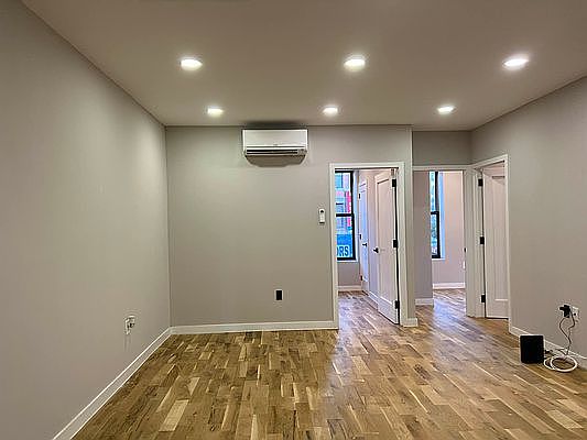 4th image of 555 E 137th St #201