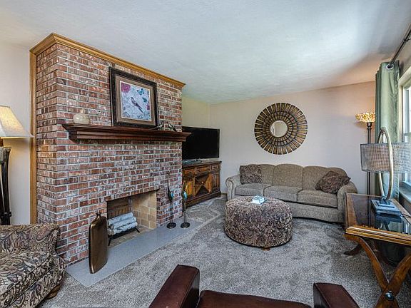 5th image of 826 Dean Dr