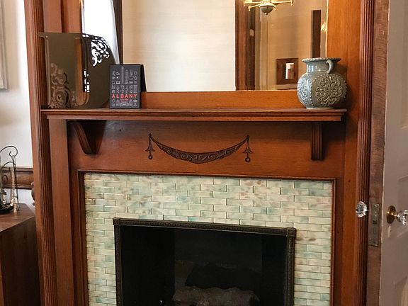 4th image of 184 S Swan St #2