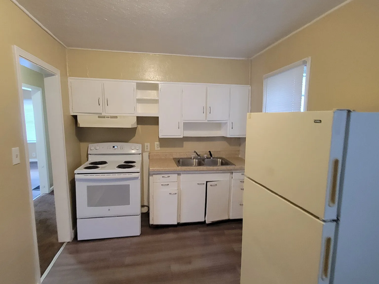 4 bed, 1.0 bath, $950 — Photo 3