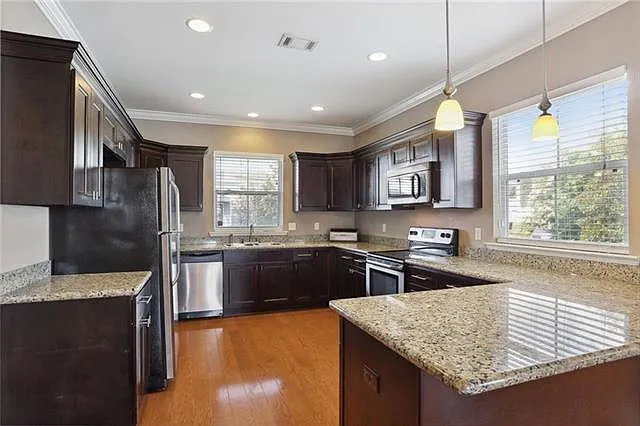 3 bed, 2.0 bath, 1568 sqft, $3,000 — Photo 4