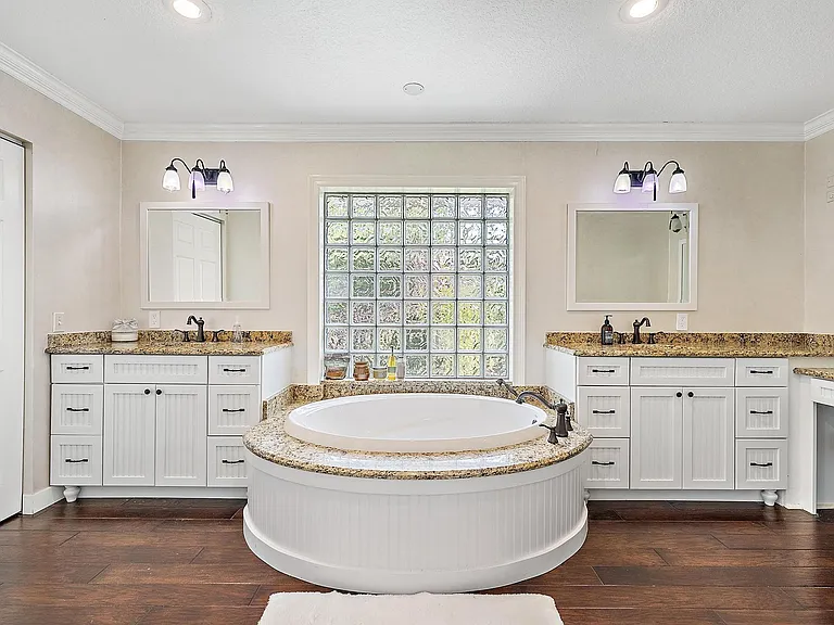 542 N Cypress Dr — Photo 14
