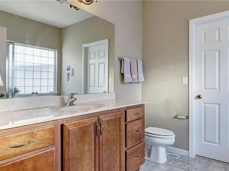 310 Royallsprings Pkwy — Photo 35