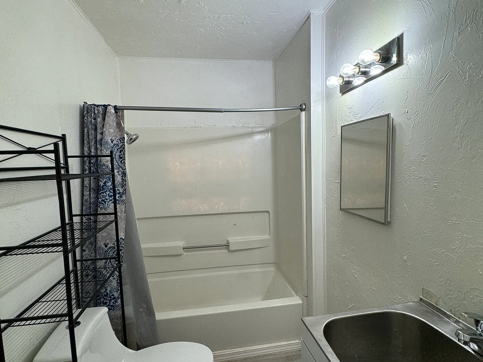 703 W Ford St — Photo 2
