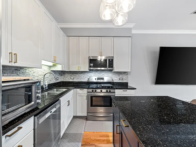 1435 W Addison St #2 — Photo 6
