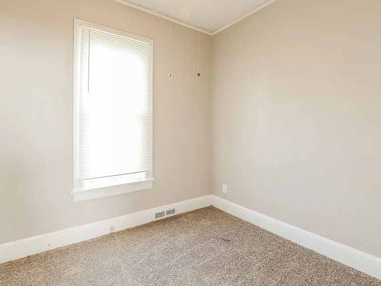1352500_025_main_bedroom_13381490.jpg