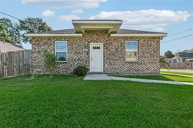 2 bed, 1.5 bath, 840 sqft, $1,650 — Photo 1