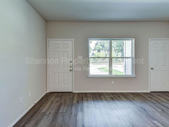 5th image of 409 E Avenue G