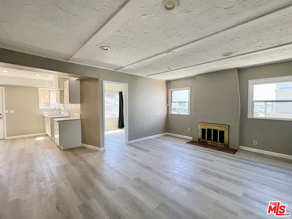 3 bed, 1.0 bath, 1500 sqft, $3,000 — Photo 3