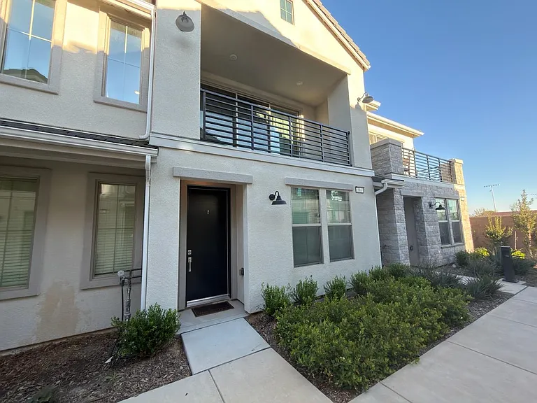 2897 E Tamarind Dr — Photo 2