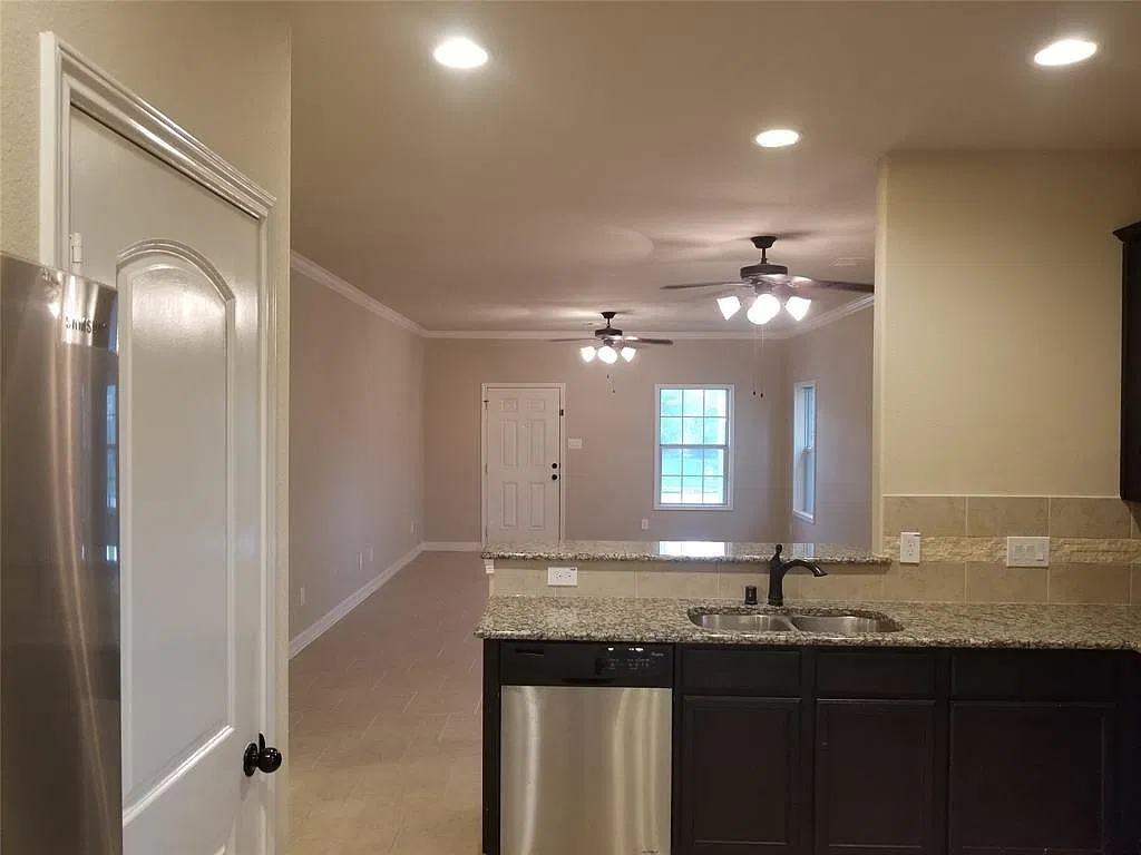 3 bed, 2.0 bath, 1651 sqft, $2,000 — Photo 4