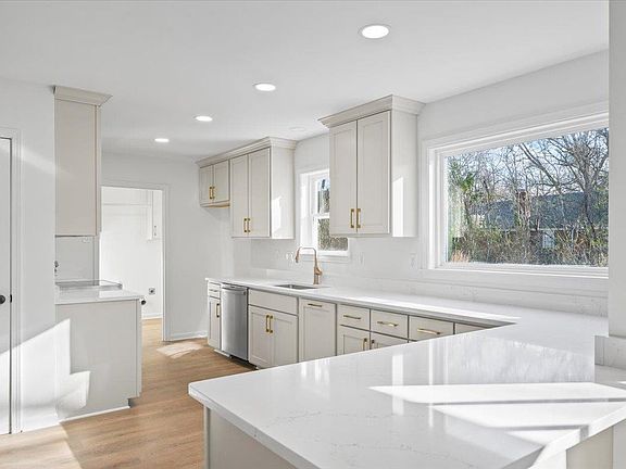 4th image of 1676 Miller Farms Rd