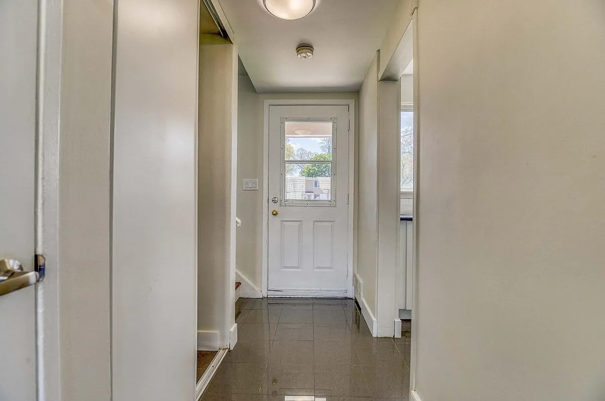 321 Yonge Street — Photo 2