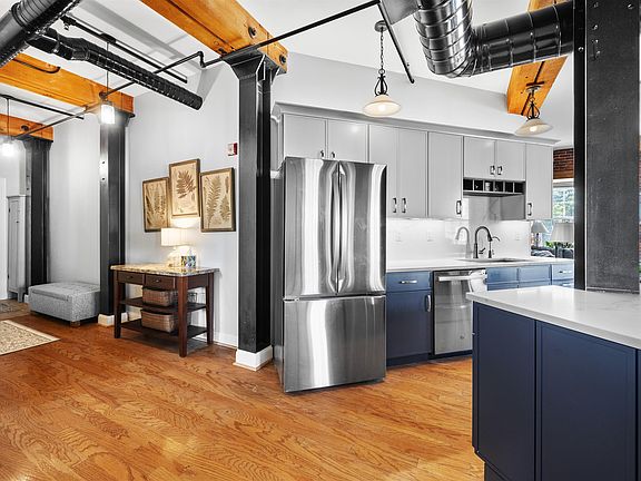 3rd image of 6 Bay Road Unit 9