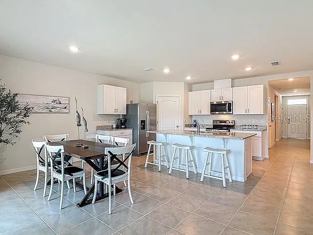 4 bed, 2.0 bath, 1828 sqft, $3,400 — Photo 4
