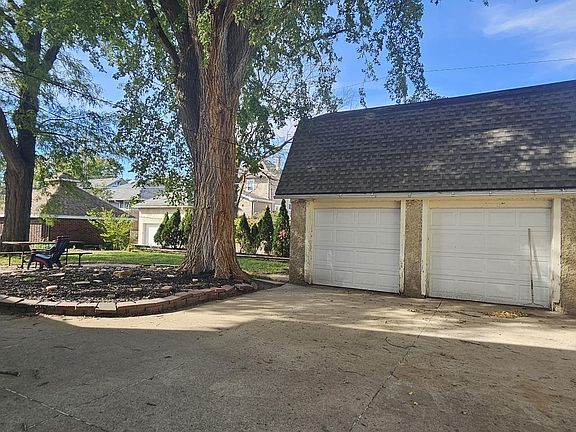 2nd image of 2147 Summit St