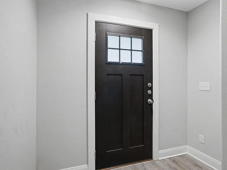 1022 W Shepherd St — Photo 4