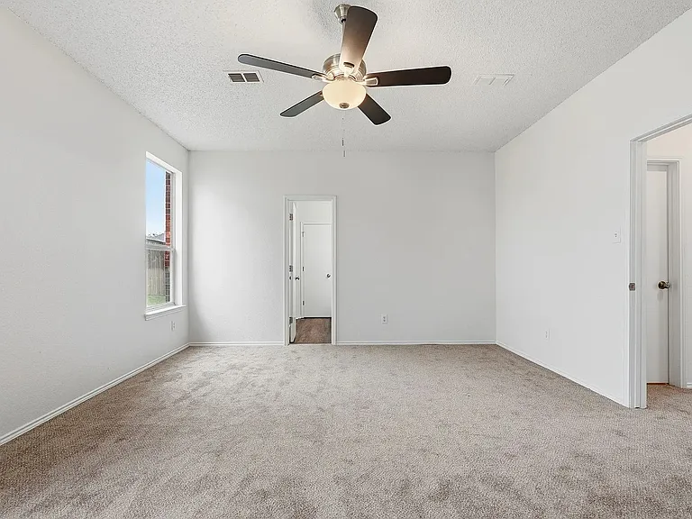 725 Parkford Ln — Photo 6