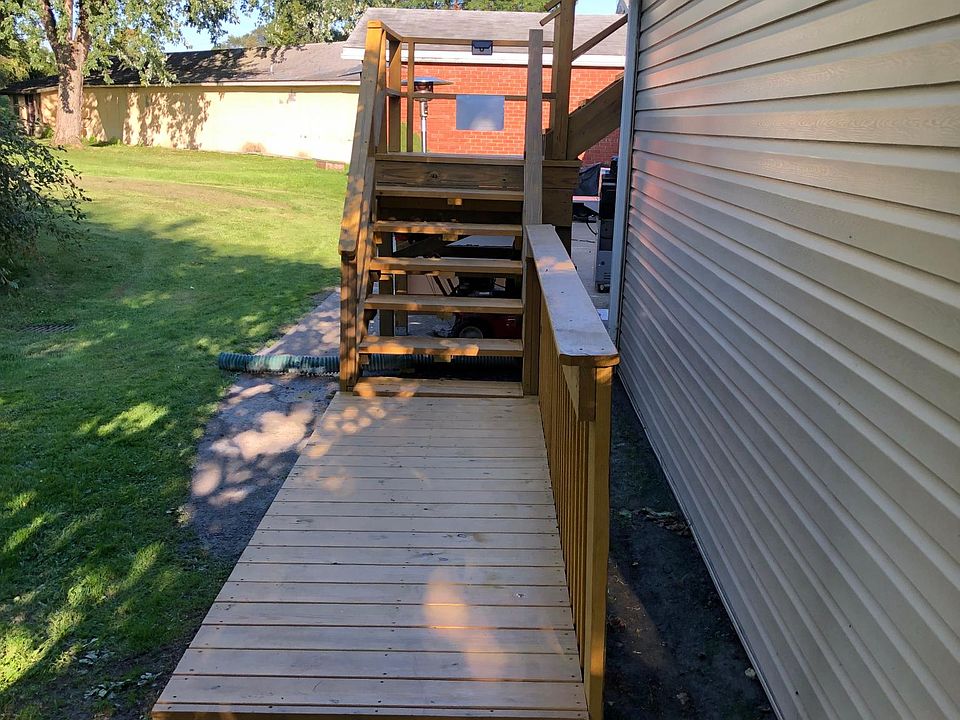 Outside private entrance to deck and upstairs apartment.