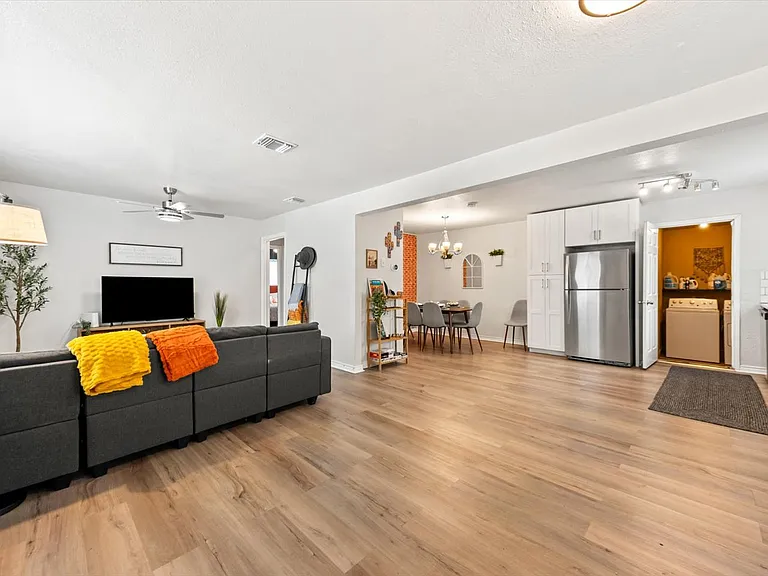 702 El Monte Blvd — Photo 1