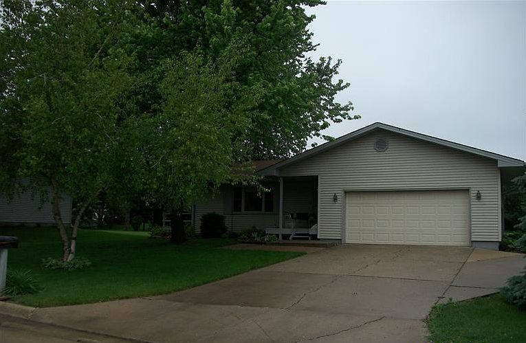 1st image of 704 Clover Ln