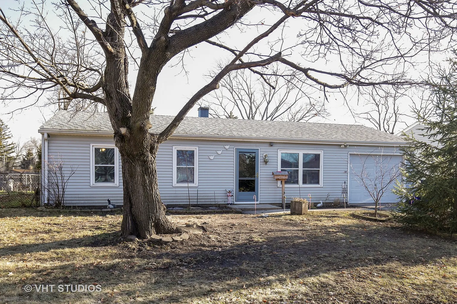 711 Lincolnwood Dr photo 1