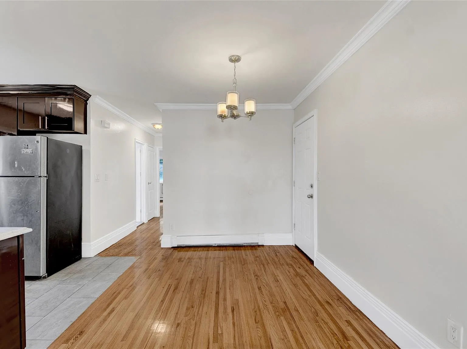 3 bed, 1.0 bath, 1000 sqft, $3,200 — Photo 2