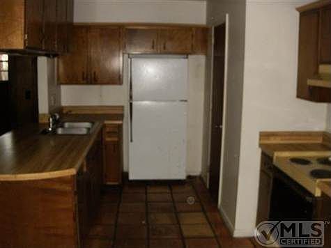 3rd image of 814 Essex Dr #5