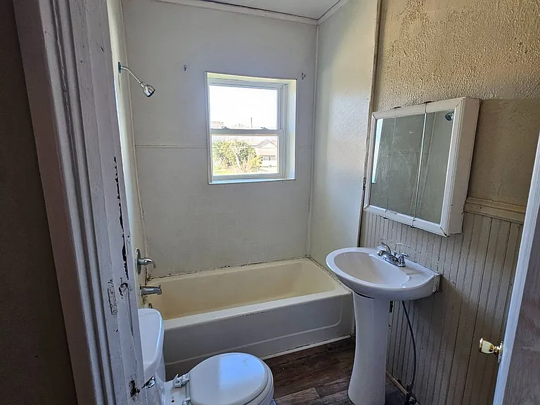 303 Phillips St — Photo 10