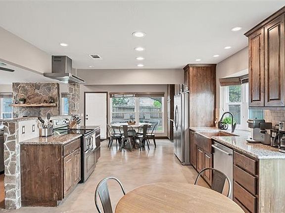 5th image of 901 Oakcrest Cir