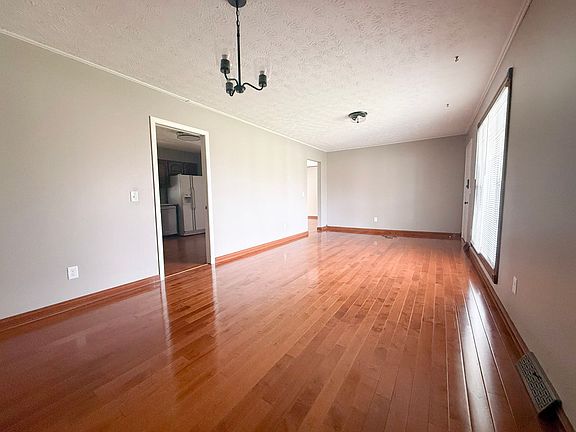 4th image of 609 Rockwell Dr