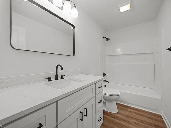 4th image of 2647 Reid St