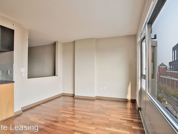 4th image of 170 King St Unit 907