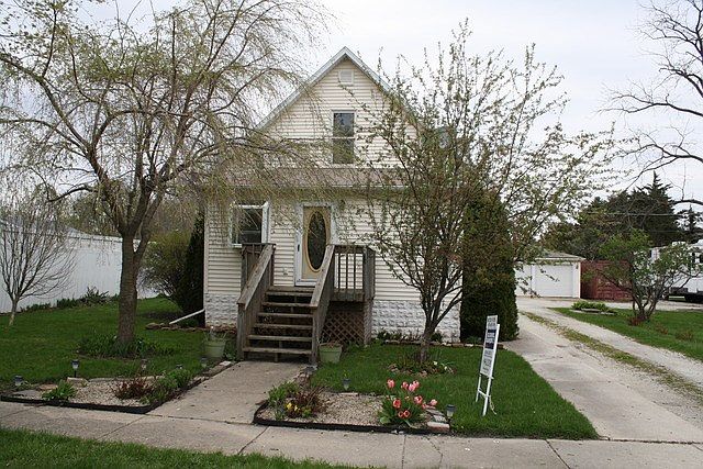 1st image of 109 W Lincoln St