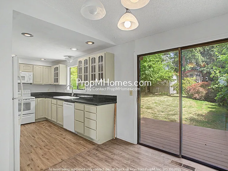810 SW Spring Ln — Photo 6