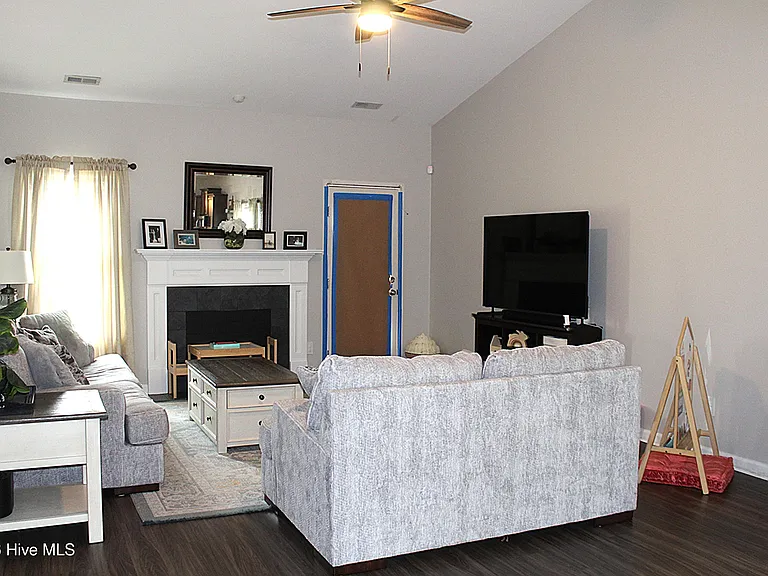 221 Seville St — Photo 10